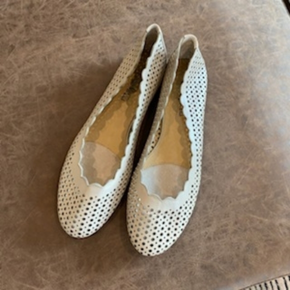 Neiman Marcus scalloped edge flats size 8M - Picture 5 of 14